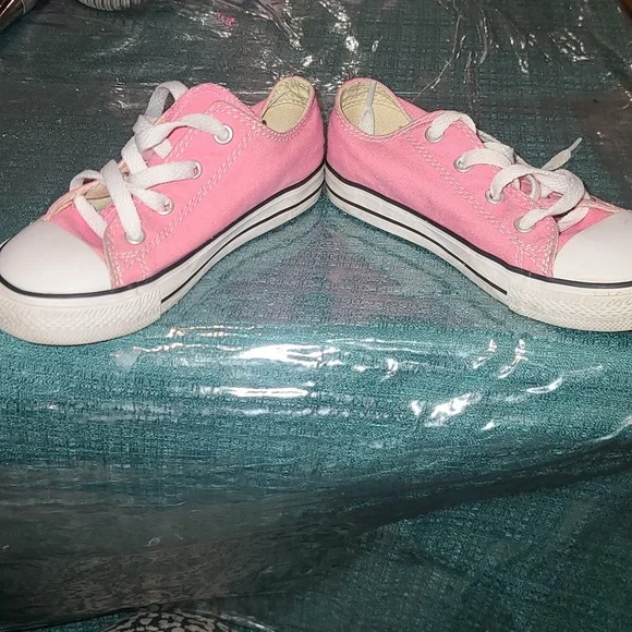 Pink low top converse - Picture 3 of 4